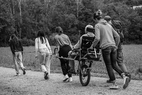 25 septembre 2024 : Promenade en joelette avec Bruno, accompagnateur en montagne et des élèves du lycée Sévigné de Gap