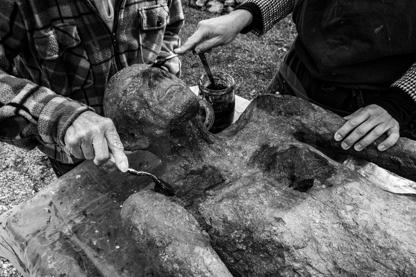 Création de l'homme de l'Ouort Marcel Joli Coeur : pose d'un enduit noir