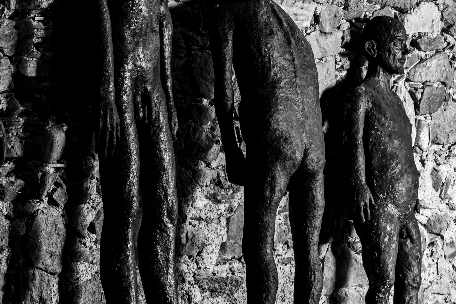 Les hommes exposés l'été 2024 à l'Ouort hibernent à l'abri des intempéries dans une grange champsaurine.