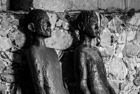 Les hommes exposés l'été 2024 à l'Ouort hibernent à l'abri des intempéries dans une grange champsaurine.