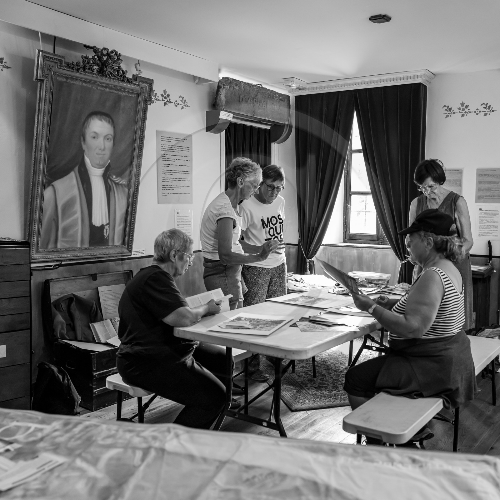 28 août 2024 : A la Maison de la Botanique du Noyer en Champsaur. Visite de l'exposition L comme laine, lien, lieu. Lectures par Les Colporteurs. Collages sur les photographies de Denis Lebioda 28 août 2024 : A la Maison de la Botanique du Noyer en Champsaur. Visite de l'exposition L comme laine, lien, lieu. Lectures par Les Colporteurs. Collages sur les photographies de Denis Lebioda