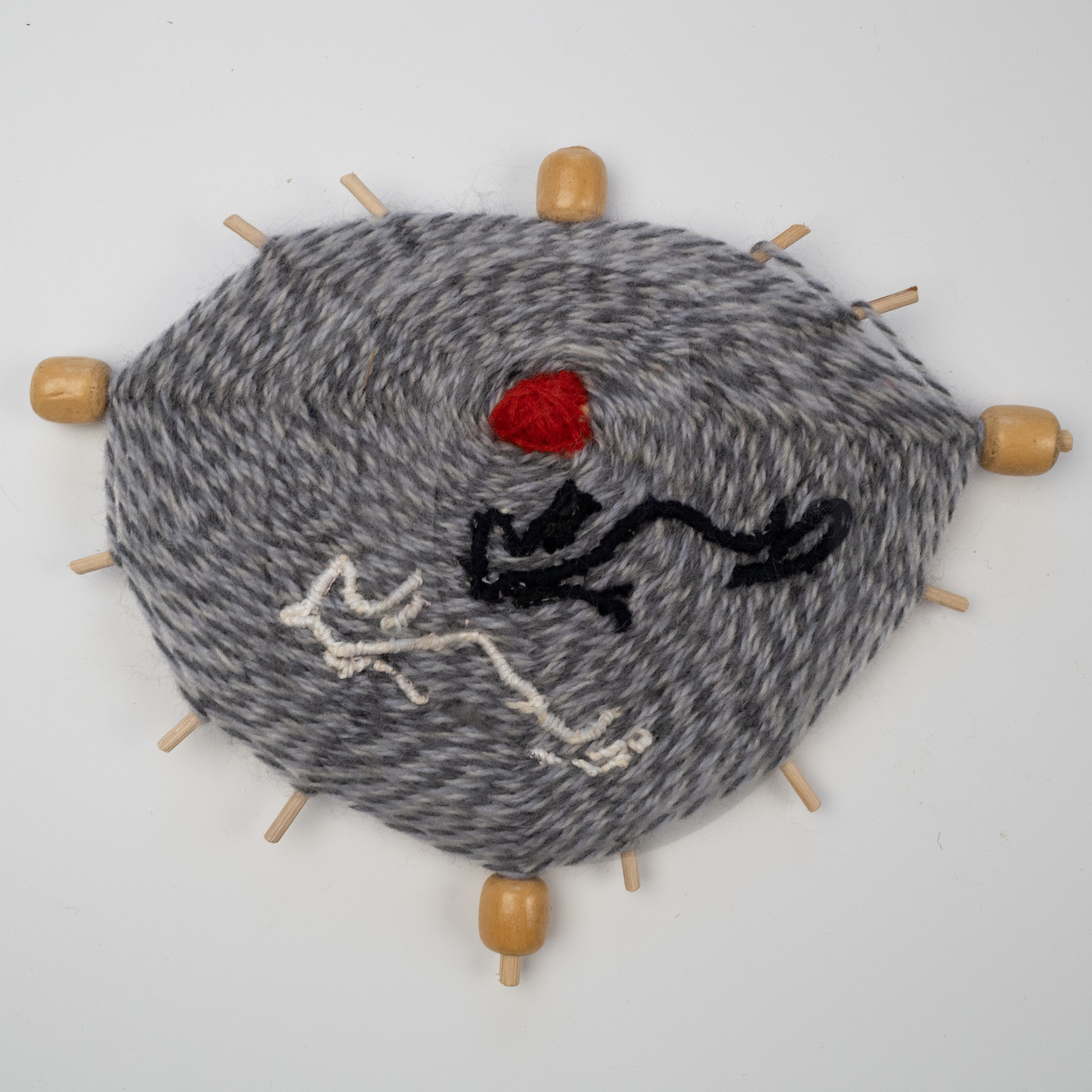 Exposition L comme laine, lien, lieu conçue par l'Ouort de Benevènt, sous la houlette de Claudine Meyer, artiste plasticienne, accompagnée de photographies de Denis Lebioda. Une proposition de la Communauté de Communes du Champsaur - Valgaudemar et de son service culturel.