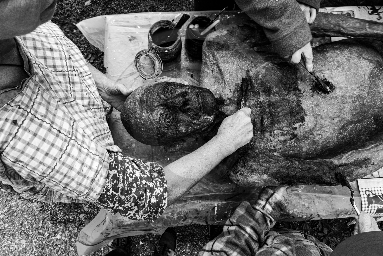 Création de l'homme de l'Ouort Marcel Joli Coeur : pose d'un enduit noir Création de l'homme de l'Ouort Marcel Joli Coeur : pose d'un enduit noir