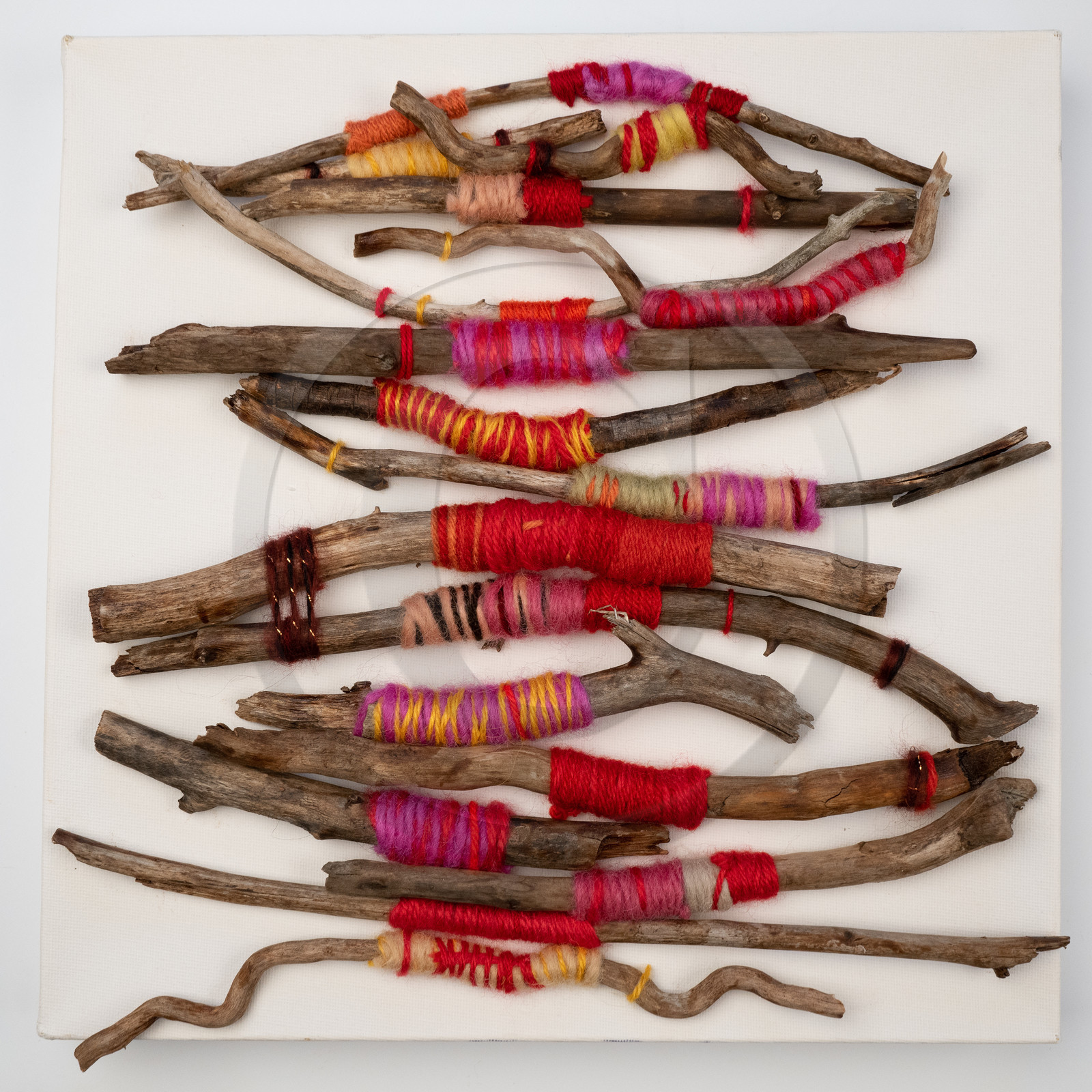 Exposition L comme laine, lien, lieu conçue par l'Ouort de Benevènt, sous la houlette de Claudine Meyer, artiste plasticienne, accompagnée de photographies de Denis Lebioda. Une proposition de la Communauté de Communes du Champsaur - Valgaudemar et de son service culturel.