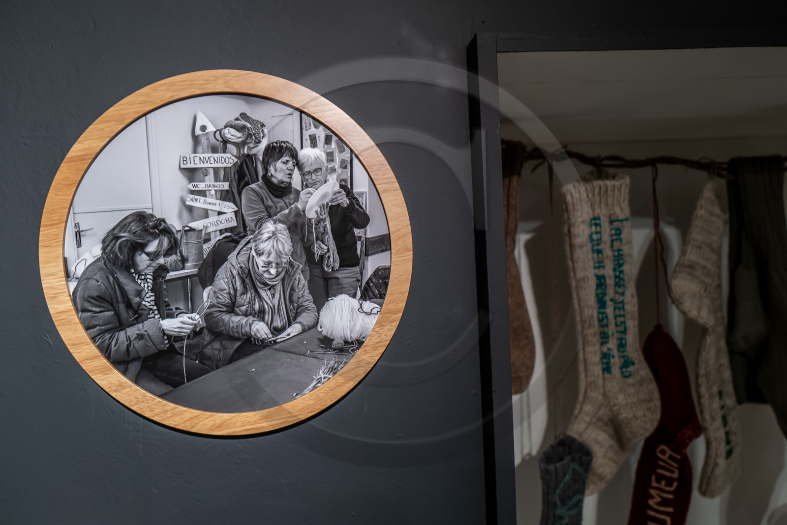 Exposition L comme laine, lien, lieu conçue par l'Ouort de Benevènt, sous la houlette de Claudine Meyer, artiste plasticienne, accompagnée de photographies de Denis Lebioda. Une proposition de la Communauté de Communes du Champsaur - Valgaudemar et de son service culturel.