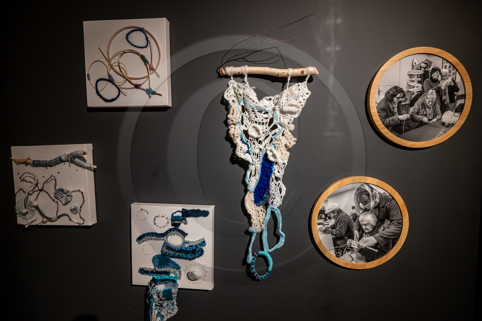 Exposition L comme laine, lien, lieu conçue par l'Ouort de Benevènt, sous la houlette de Claudine Meyer, artiste plasticienne, accompagnée de photographies de Denis Lebioda. Une proposition de la Communauté de Communes du Champsaur - Valgaudemar et de son service culturel.