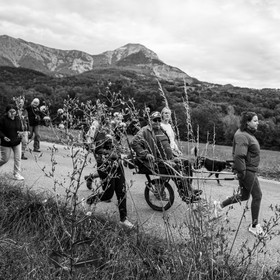 25 septembre 2024 : Promenade en joelette avec Bruno, accompagnateur en montagne et des élèves du lycée Sévigné de Gap