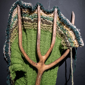 Exposition L comme laine, lien, lieu conçue par l'Ouort de Benevènt, sous la houlette de Claudine Meyer, artiste plasticienne, accompagnée de photographies de Denis Lebioda. Une proposition de la Communauté de Communes du Champsaur - Valgaudemar et de son service culturel.