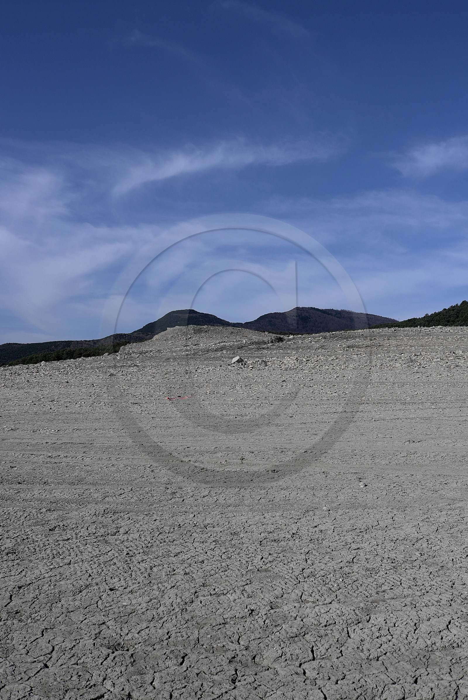Lac de Serre-Ponçon (Hautes-Alpes   France)
