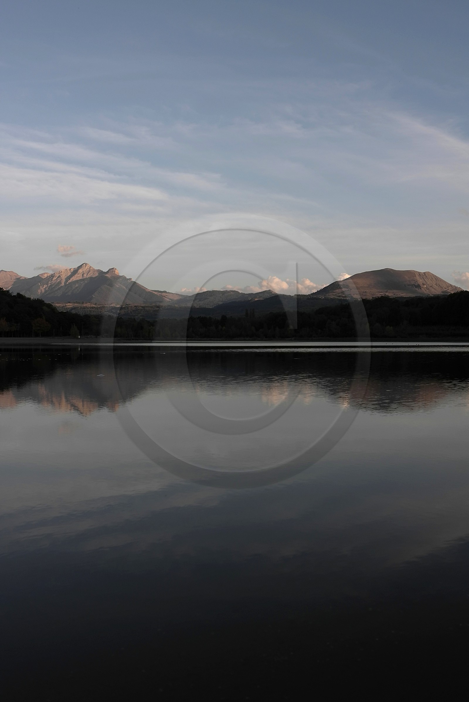 Le plan d'eau du Champsaur à Saint-Julien en Champsaur (Hautes-Alpes) Le plan d'eau du Champsaur à Saint-Julien en Champsaur (Hautes-Alpes)
