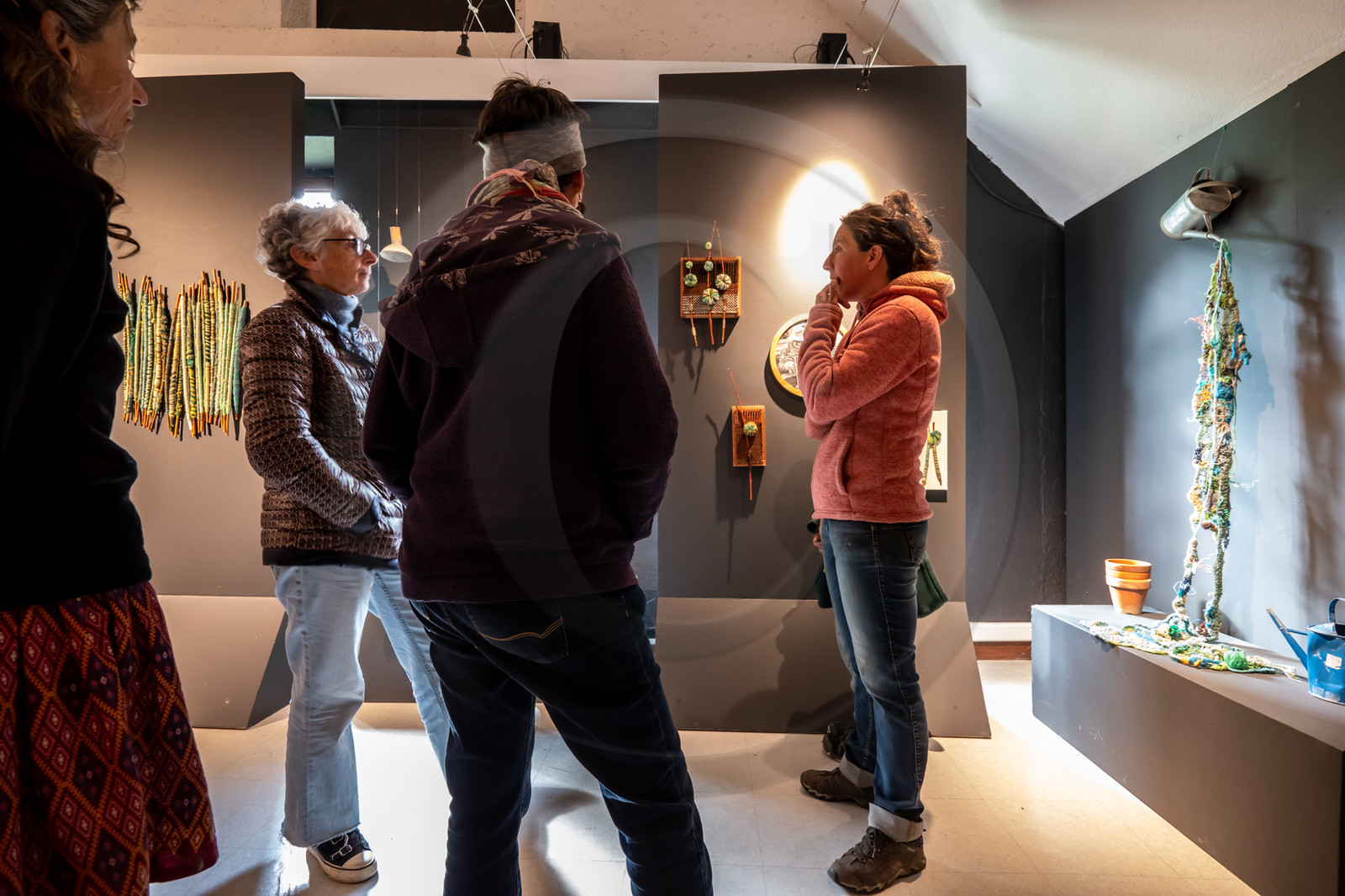 Exposition L comme laine, lien, lieu conçue par l'Ouort de Benevènt, sous la houlette de Claudine Meyer, artiste plasticienne, accompagnée de photographies de Denis Lebioda. Une proposition de la Communauté de Communes du Champsaur - Valgaudemar et de son service culturel.