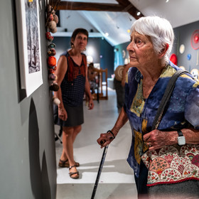 Exposition L comme laine, lien, lieu conçue par l'Ouort de Benevènt, sous la houlette de Claudine Meyer, artiste plasticienne, accompagnée de photographies de Denis Lebioda. Une proposition de la Communauté de Communes du Champsaur - Valgaudemar et de son service culturel.