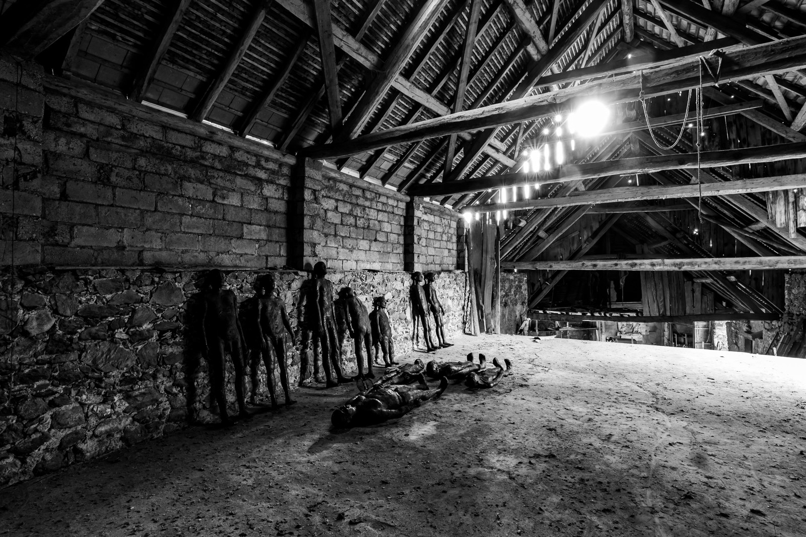 Les hommes exposés l'été 2024 à l'Ouort hibernent à l'abri des intempéries dans une grange champsaurine.