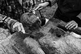Création de l'homme de l'Ouort Marcel Joli Coeur : pose d'un enduit noir