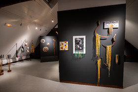 Exposition L comme laine, lien, lieu conçue par l'Ouort de Benevènt, sous la houlette de Claudine Meyer, artiste plasticienne, accompagnée de photographies de Denis Lebioda. Une proposition de la Communauté de Communes du Champsaur - Valgaudemar et de son service culturel.