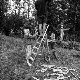 21 août 2019 : installation d'une oeuvre en bois flotté