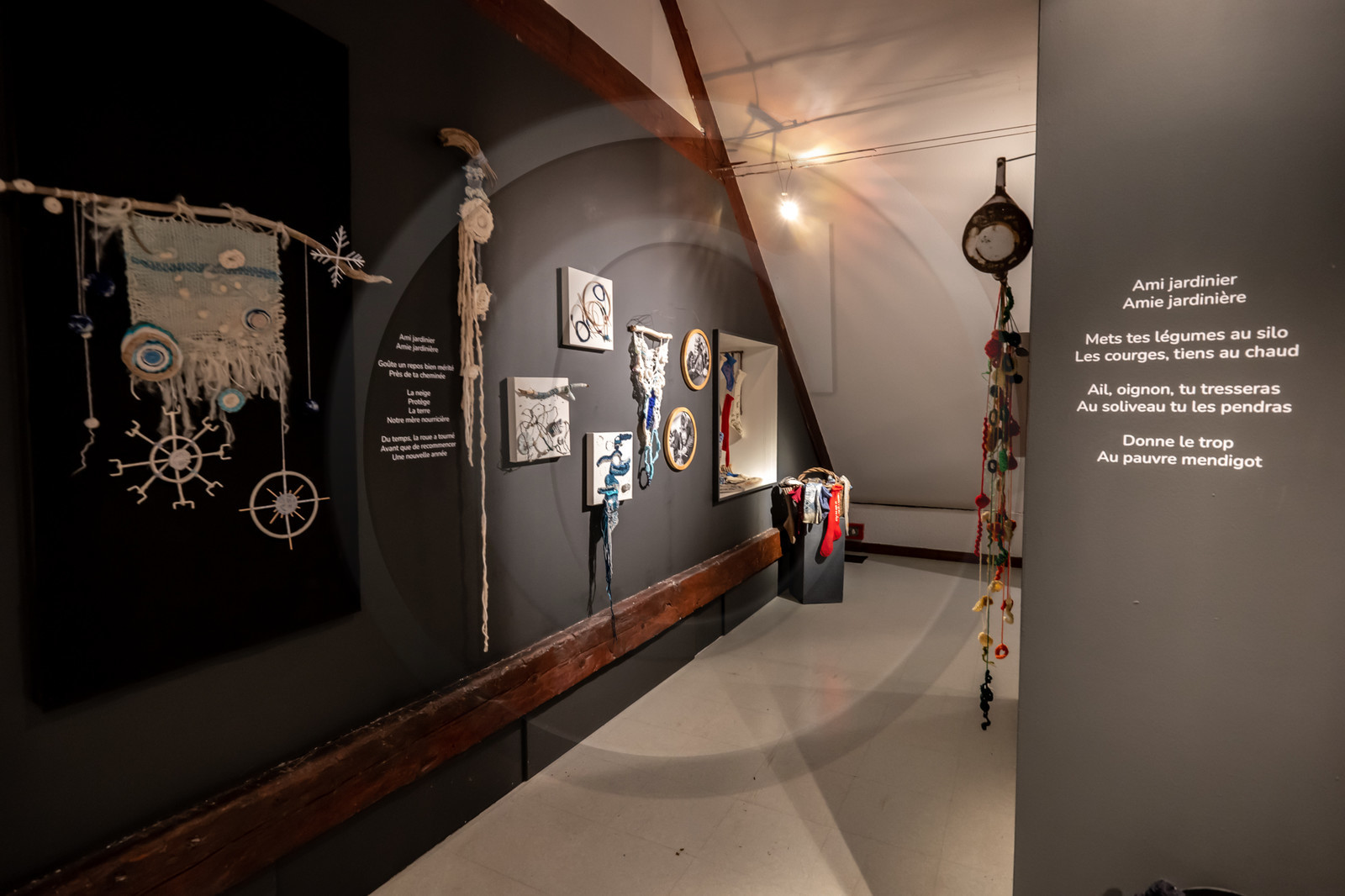 Exposition L comme laine, lien, lieu conçue par l'Ouort de Benevènt, sous la houlette de Claudine Meyer, artiste plasticienne, accompagnée de photographies de Denis Lebioda. Une proposition de la Communauté de Communes du Champsaur - Valgaudemar et de son service culturel.