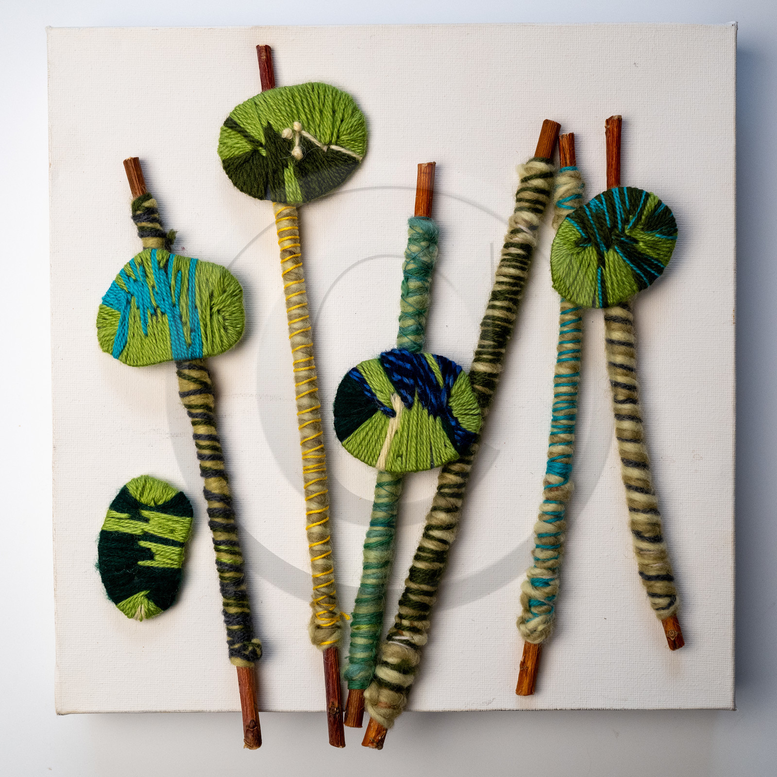 Exposition L comme laine, lien, lieu conçue par l'Ouort de Benevènt, sous la houlette de Claudine Meyer, artiste plasticienne, accompagnée de photographies de Denis Lebioda. Une proposition de la Communauté de Communes du Champsaur - Valgaudemar et de son service culturel.