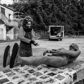 Création de l'homme de l'Ouort Marcel Joli Coeur : pose d'un enduit noir