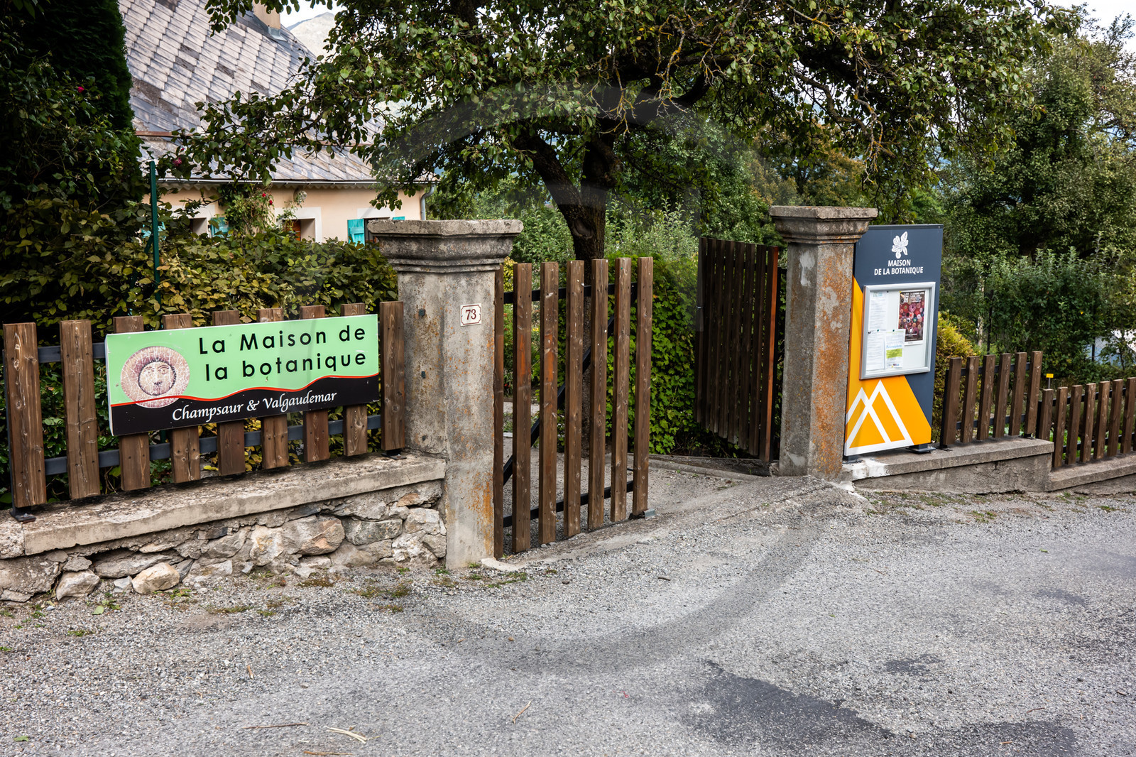 Exposition L comme laine, lien, lieu conçue par l'Ouort de Benevènt, sous la houlette de Claudine Meyer, artiste plasticienne, accompagnée de photographies de Denis Lebioda. Une proposition de la Communauté de Communes du Champsaur - Valgaudemar et de son service culturel.