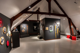 Exposition L comme laine, lien, lieu conçue par l'Ouort de Benevènt, sous la houlette de Claudine Meyer, artiste plasticienne, accompagnée de photographies de Denis Lebioda. Une proposition de la Communauté de Communes du Champsaur - Valgaudemar et de son service culturel.