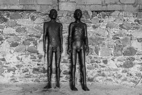 Les hommes exposés l'été 2024 à l'Ouort hibernent à l'abri des intempéries dans une grange champsaurine.