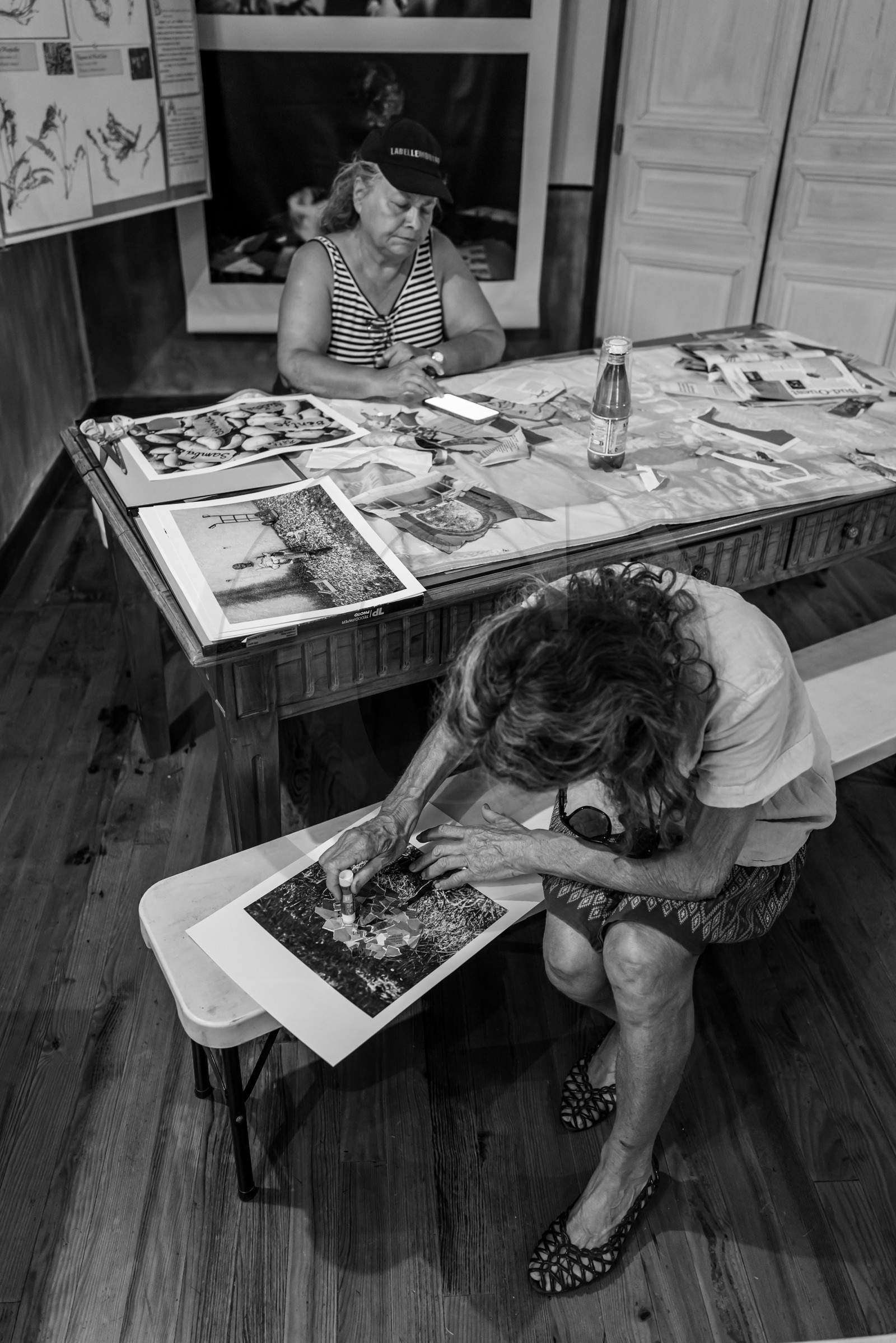 28 août 2024 : A la Maison de la Botanique du Noyer en Champsaur. Visite de l'exposition L comme laine, lien, lieu. Lectures par Les Colporteurs. Collages sur les photographies de Denis Lebioda