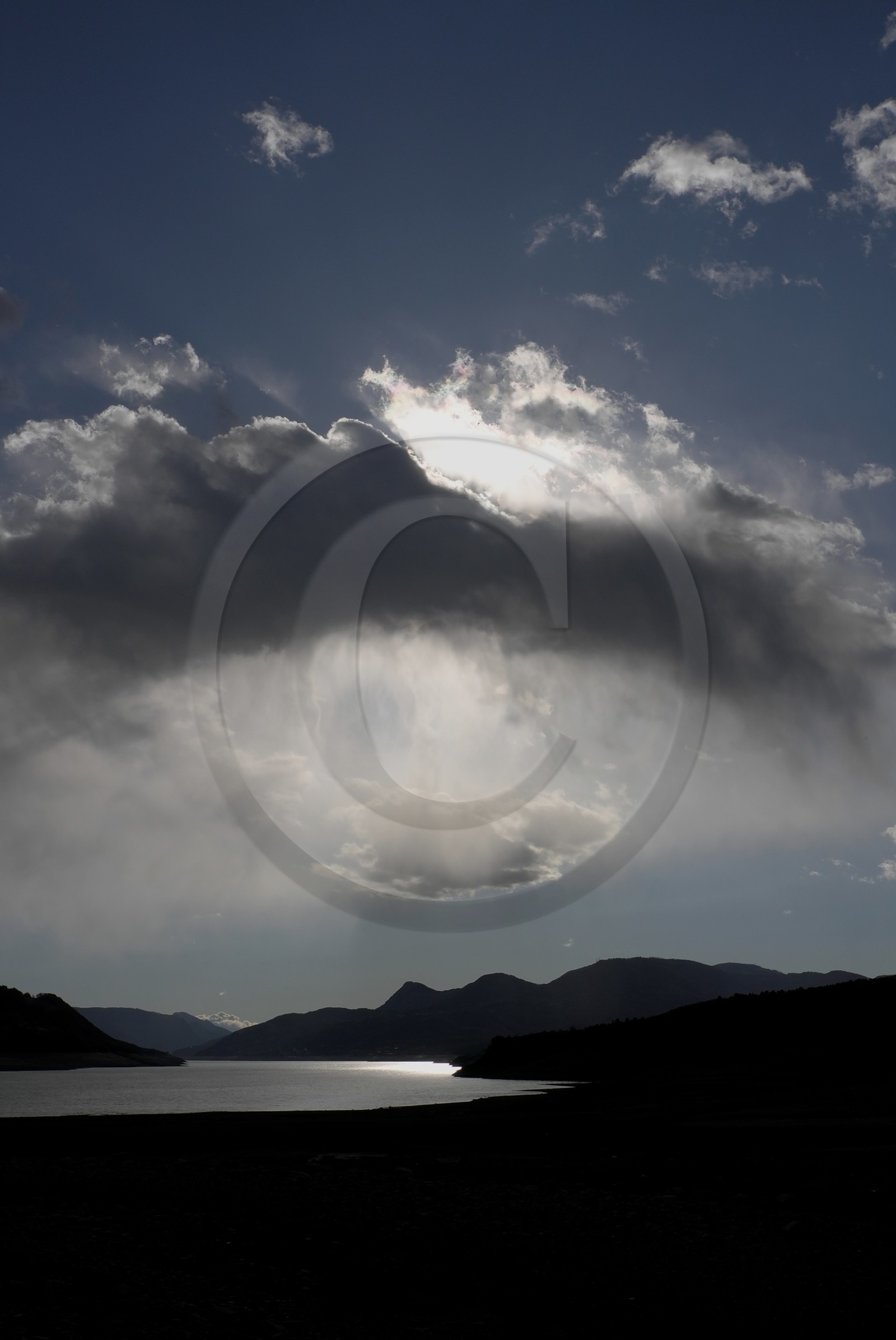 Temps d'orage sur le Lac de Serre-Ponçon (Hautes-Alpes   France)