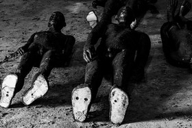 Les hommes exposés l'été 2024 à l'Ouort hibernent à l'abri des intempéries dans une grange champsaurine.