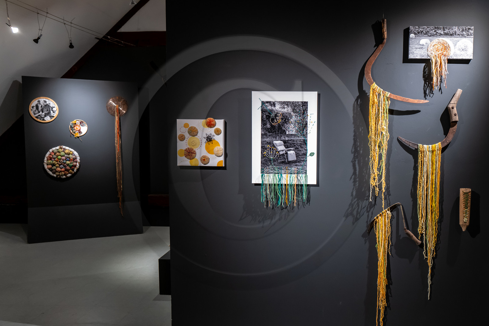 Exposition L comme laine, lien, lieu conçue par l'Ouort de Benevènt, sous la houlette de Claudine Meyer, artiste plasticienne, accompagnée de photographies de Denis Lebioda. Une proposition de la Communauté de Communes du Champsaur - Valgaudemar et de son service culturel.