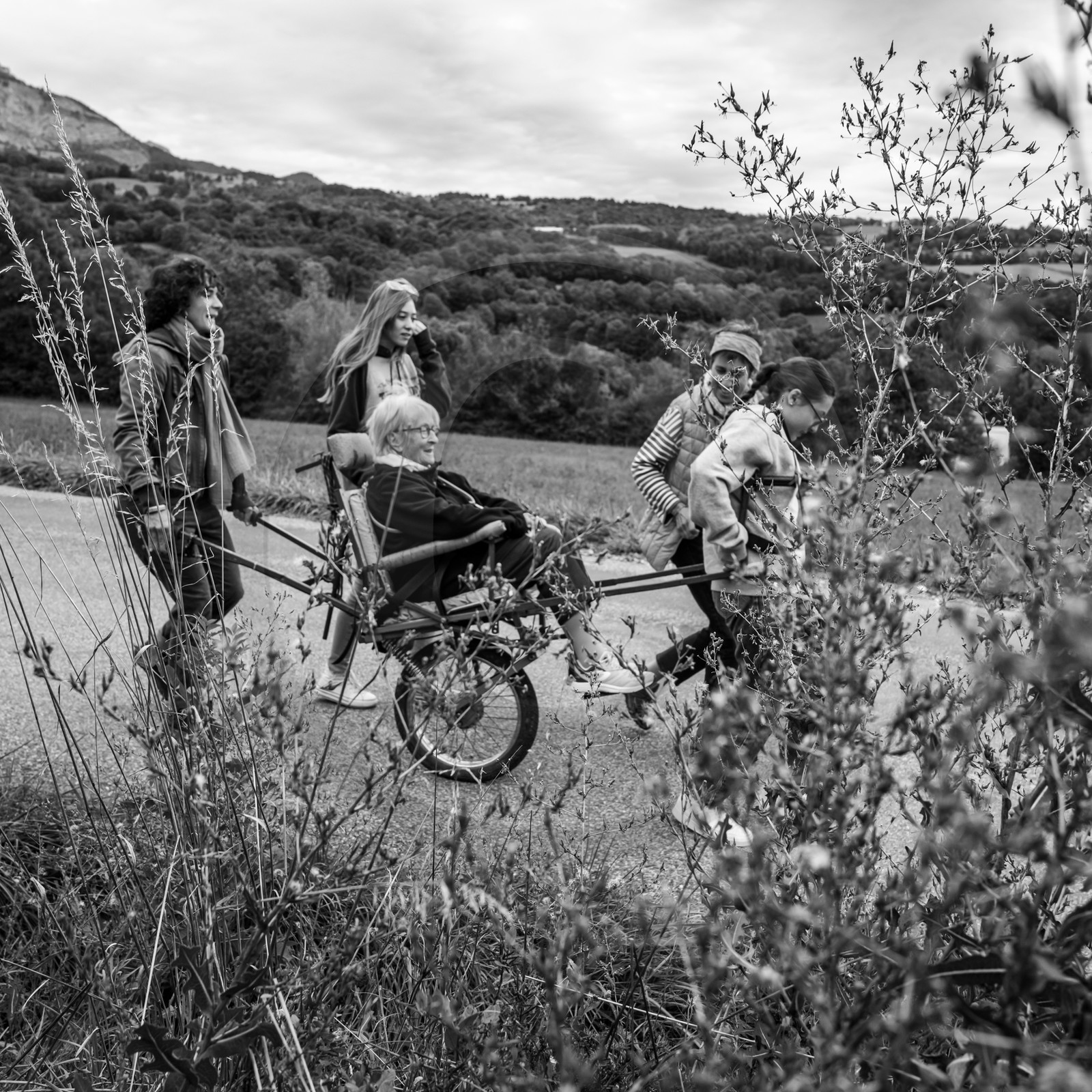 25 septembre 2024 : Promenade en joelette avec Bruno, accompagnateur en montagne et des élèves du lycée Sévigné de Gap