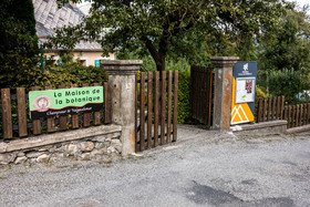 Exposition L comme laine, lien, lieu conçue par l'Ouort de Benevènt, sous la houlette de Claudine Meyer, artiste plasticienne, accompagnée de photographies de Denis Lebioda. Une proposition de la Communauté de Communes du Champsaur - Valgaudemar et de son service culturel.