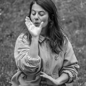 08 mai 2024 : Jeanne Alcaraz, cheffe de choeur, de retour à l'Ouort après la belle aventure 2023 où elle avait animé une chorale participative.