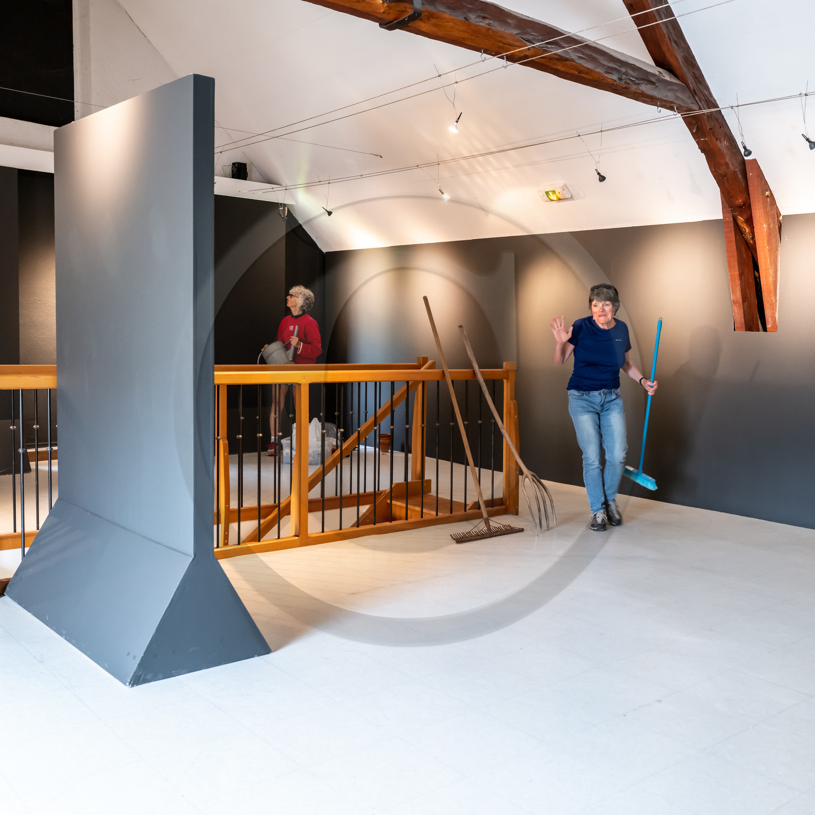 Exposition L comme laine, lien, lieu conçue par l'Ouort de Benevènt, sous la houlette de Claudine Meyer, artiste plasticienne, accompagnée de photographies de Denis Lebioda. Une proposition de la Communauté de Communes du Champsaur - Valgaudemar et de son service culturel.