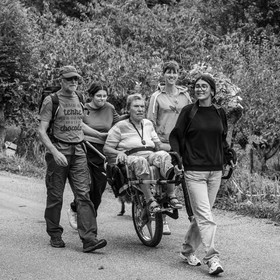 25 septembre 2024 : Promenade en joelette avec Bruno, accompagnateur en montagne et des élèves du lycée Sévigné de Gap