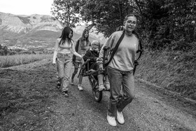 25 septembre 2024 : Promenade en joelette avec Bruno, accompagnateur en montagne et des élèves du lycée Sévigné de Gap