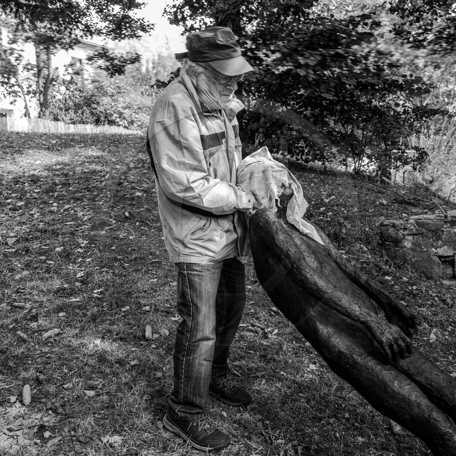 Création de l'homme de l'Ouort Marcel Joli Coeur : pose d'un enduit noir Création de l'homme de l'Ouort Marcel Joli Coeur : pose d'un enduit noir