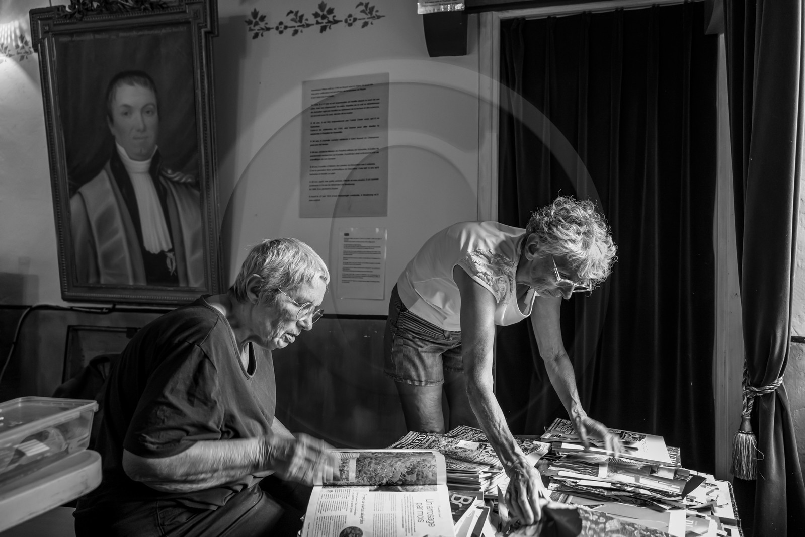 28 août 2024 : A la Maison de la Botanique du Noyer en Champsaur. Visite de l'exposition L comme laine, lien, lieu. Lectures par Les Colporteurs. Collages sur les photographies de Denis Lebioda