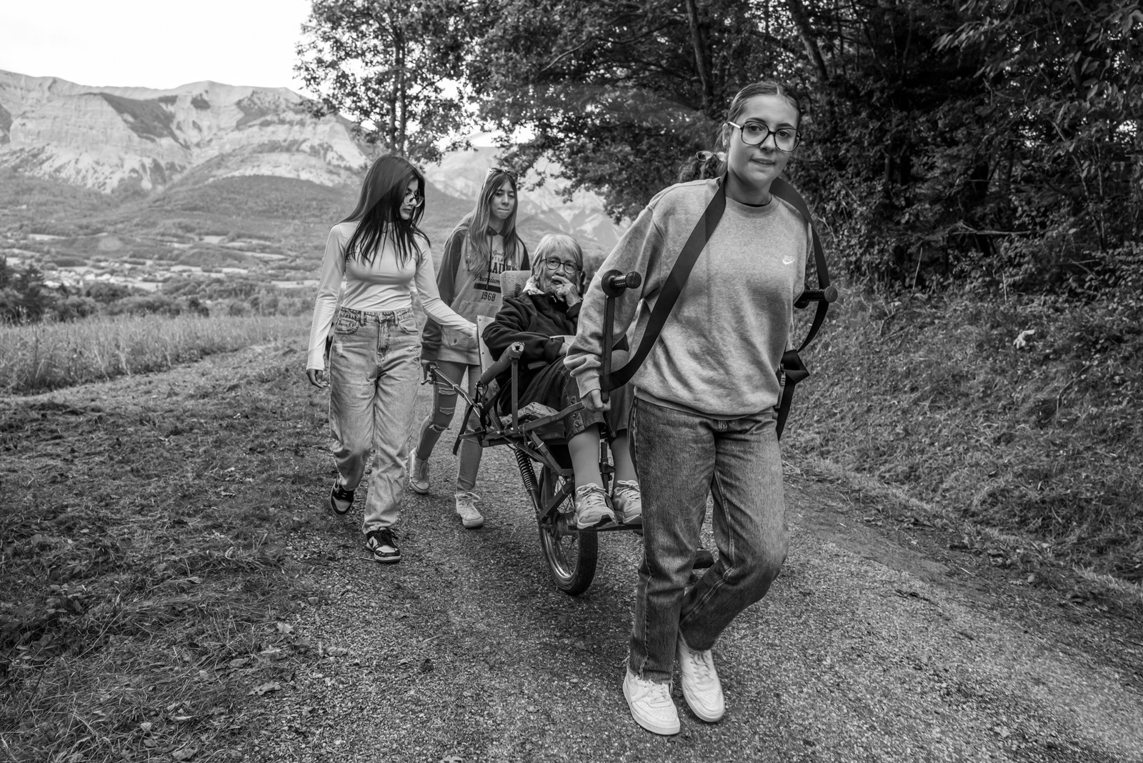 25 septembre 2024 : Promenade en joelette avec Bruno, accompagnateur en montagne et des élèves du lycée Sévigné de Gap