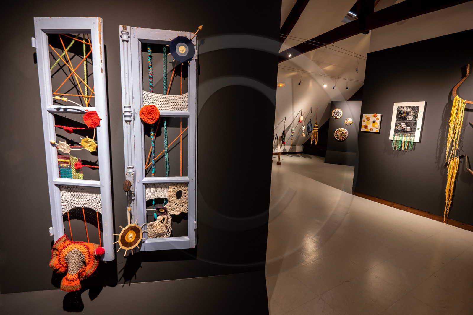 Exposition L comme laine, lien, lieu conçue par l'Ouort de Benevènt, sous la houlette de Claudine Meyer, artiste plasticienne, accompagnée de photographies de Denis Lebioda. Une proposition de la Communauté de Communes du Champsaur - Valgaudemar et de son service culturel.