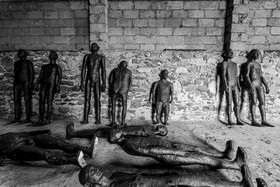 Les hommes exposés l'été 2024 à l'Ouort hibernent à l'abri des intempéries dans une grange champsaurine.