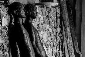 Les hommes exposés l'été 2024 à l'Ouort hibernent à l'abri des intempéries dans une grange champsaurine.