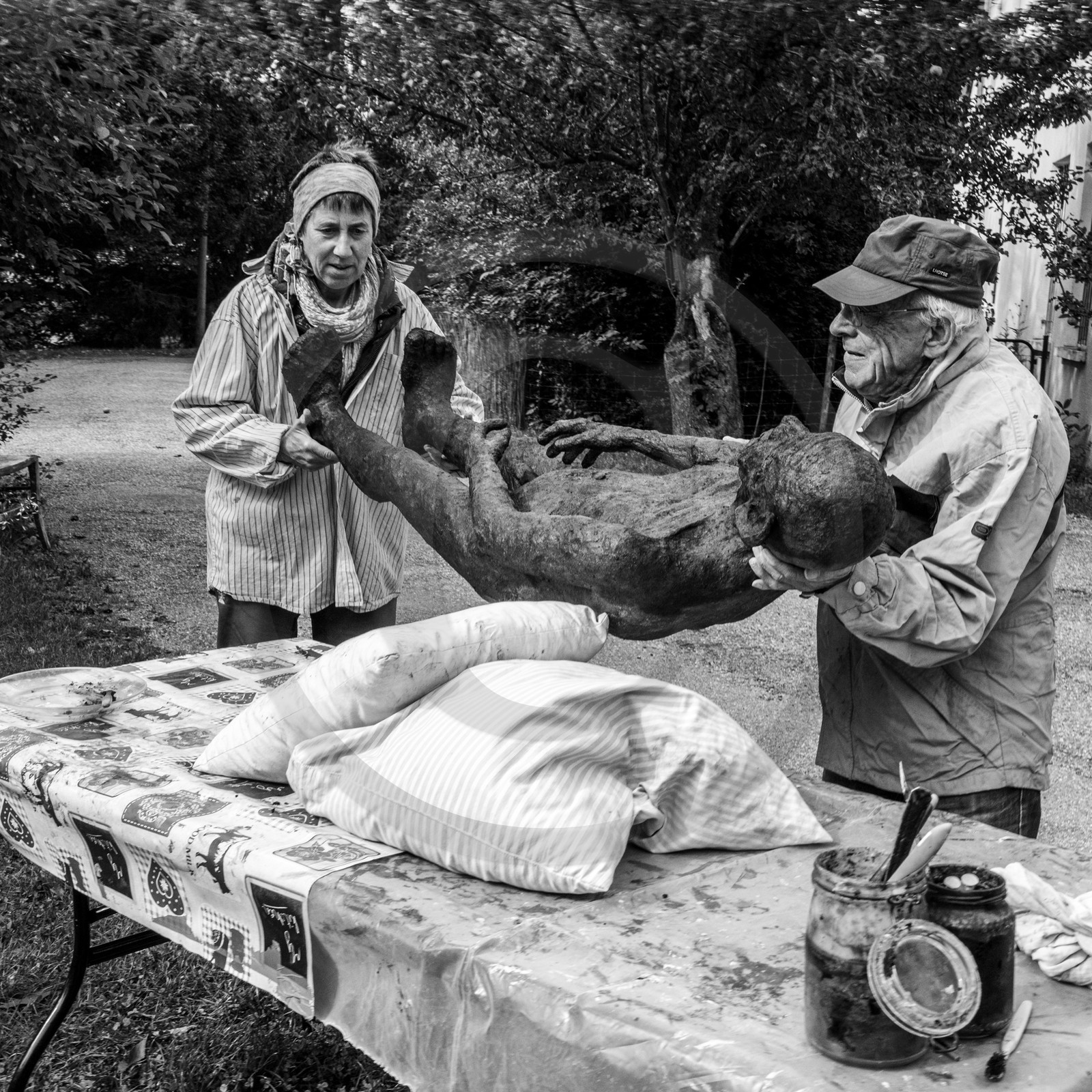 Création de l'homme de l'Ouort Marcel Joli Coeur : pose d'un enduit noir