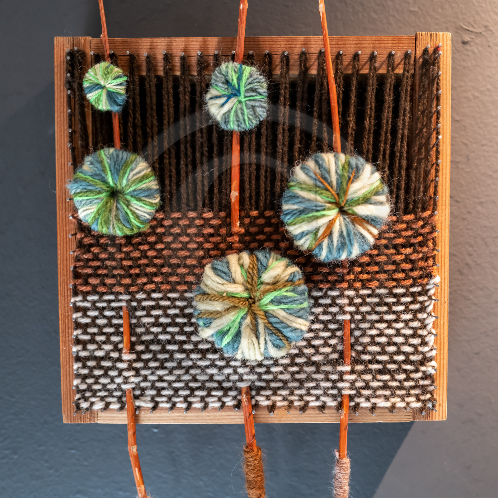 Exposition L comme laine, lien, lieu conçue par l'Ouort de Benevènt, sous la houlette de Claudine Meyer, artiste plasticienne, accompagnée de photographies de Denis Lebioda. Une proposition de la Communauté de Communes du Champsaur - Valgaudemar et de son service culturel.