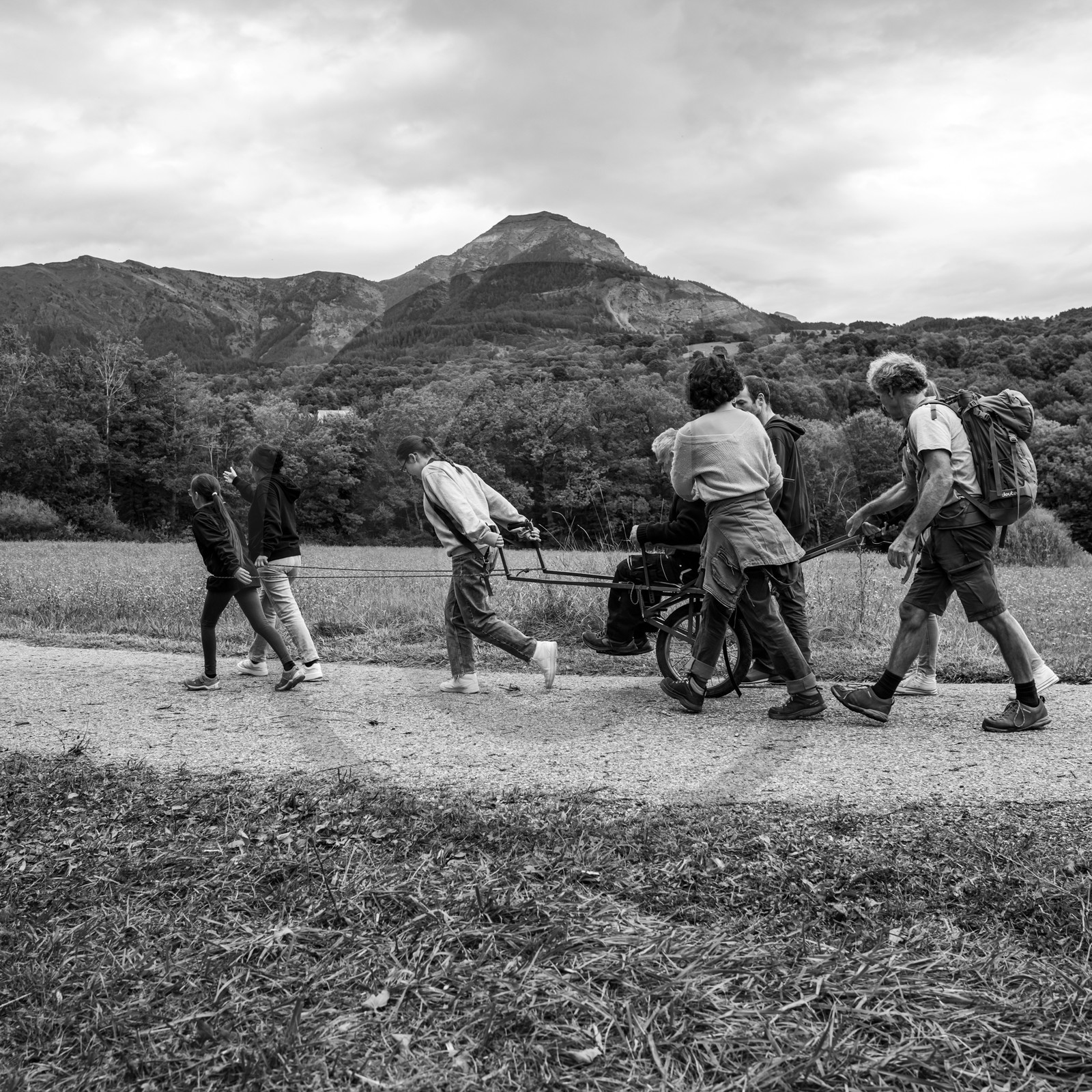 25 septembre 2024 : Promenade en joelette avec Bruno, accompagnateur en montagne et des élèves du lycée Sévigné de Gap