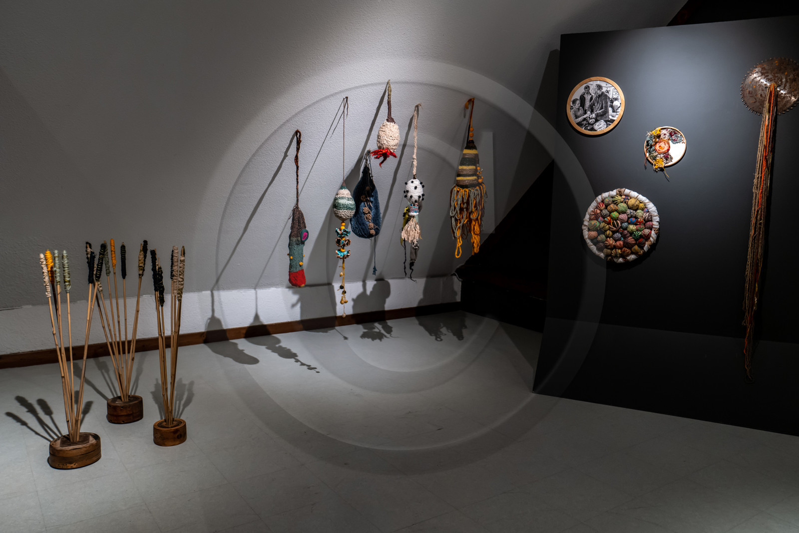 Exposition L comme laine, lien, lieu conçue par l'Ouort de Benevènt, sous la houlette de Claudine Meyer, artiste plasticienne, accompagnée de photographies de Denis Lebioda. Une proposition de la Communauté de Communes du Champsaur - Valgaudemar et de son service culturel.