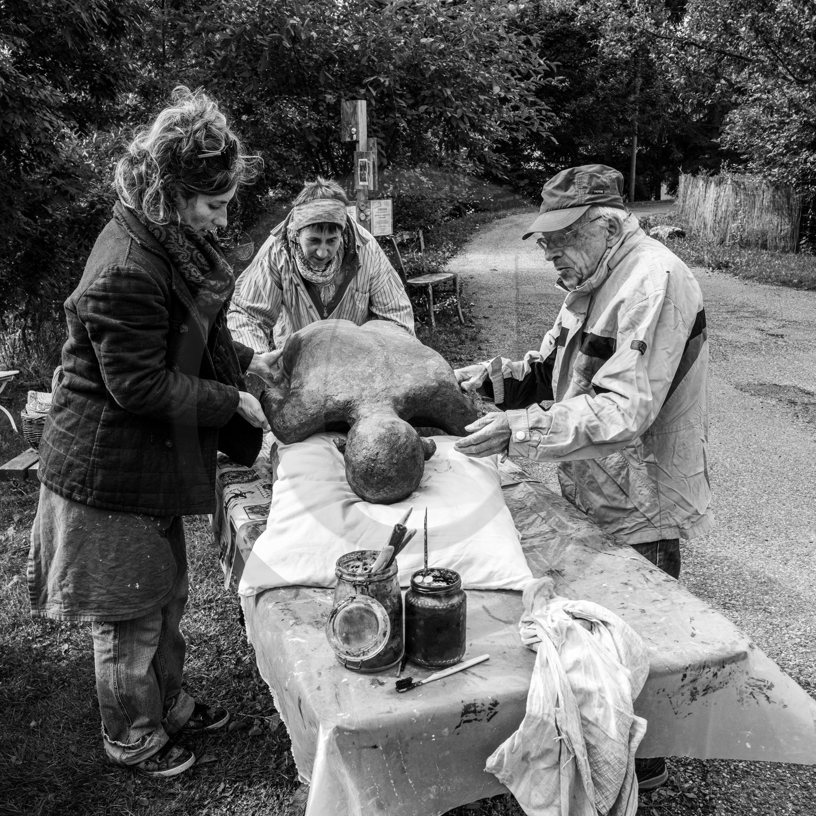 Création de l'homme de l'Ouort Marcel Joli Coeur : pose d'un enduit noir