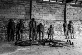 Les hommes exposés l'été 2024 à l'Ouort hibernent à l'abri des intempéries dans une grange champsaurine.