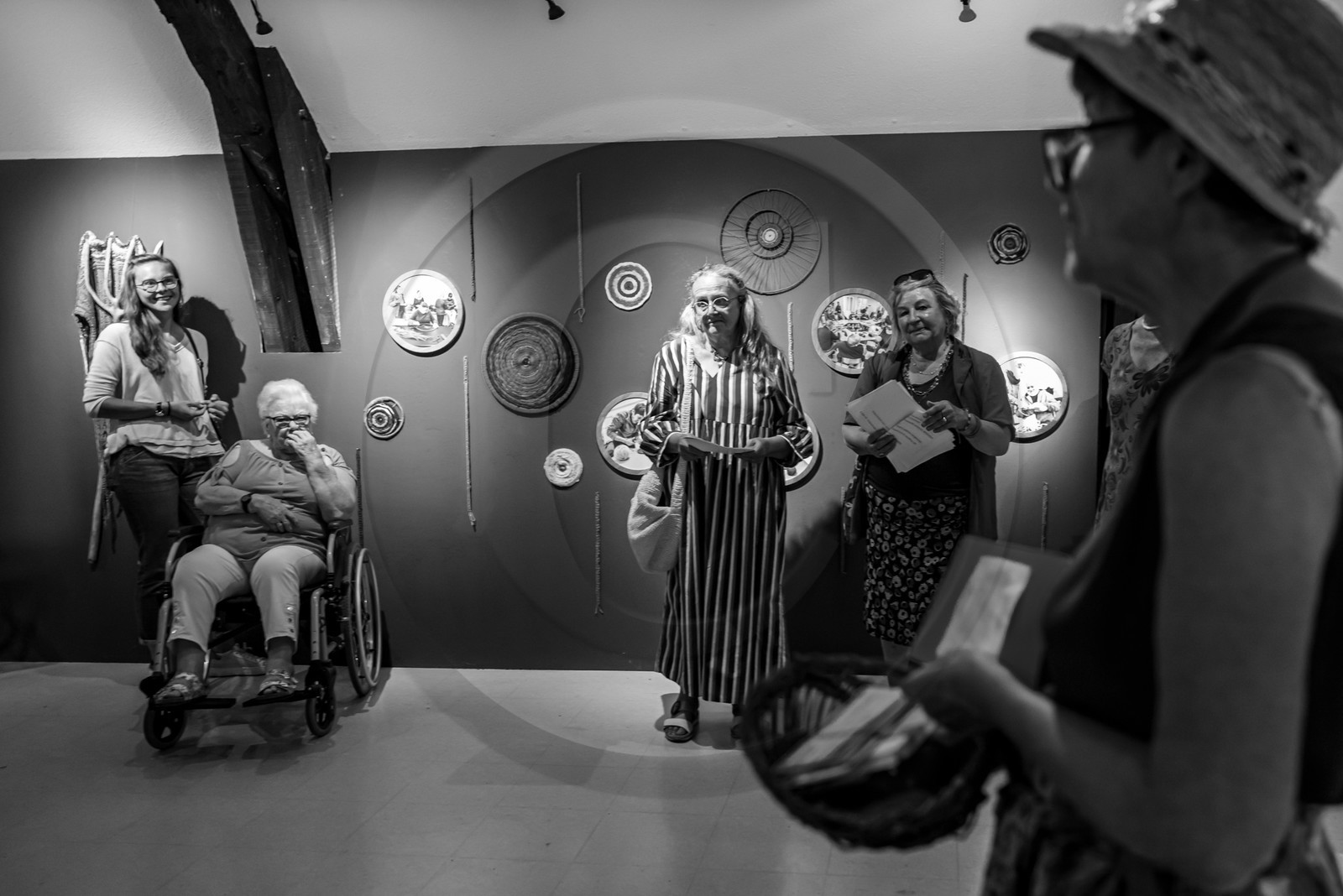 28 août 2024 : A la Maison de la Botanique du Noyer en Champsaur. Visite de l'exposition L comme laine, lien, lieu. Lectures par Les Colporteurs. Collages sur les photographies de Denis Lebioda