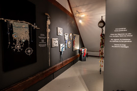 Exposition L comme laine, lien, lieu conçue par l'Ouort de Benevènt, sous la houlette de Claudine Meyer, artiste plasticienne, accompagnée de photographies de Denis Lebioda. Une proposition de la Communauté de Communes du Champsaur - Valgaudemar et de son service culturel.